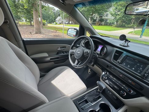 Used 2021 Kia Sedona LX FWD image 9