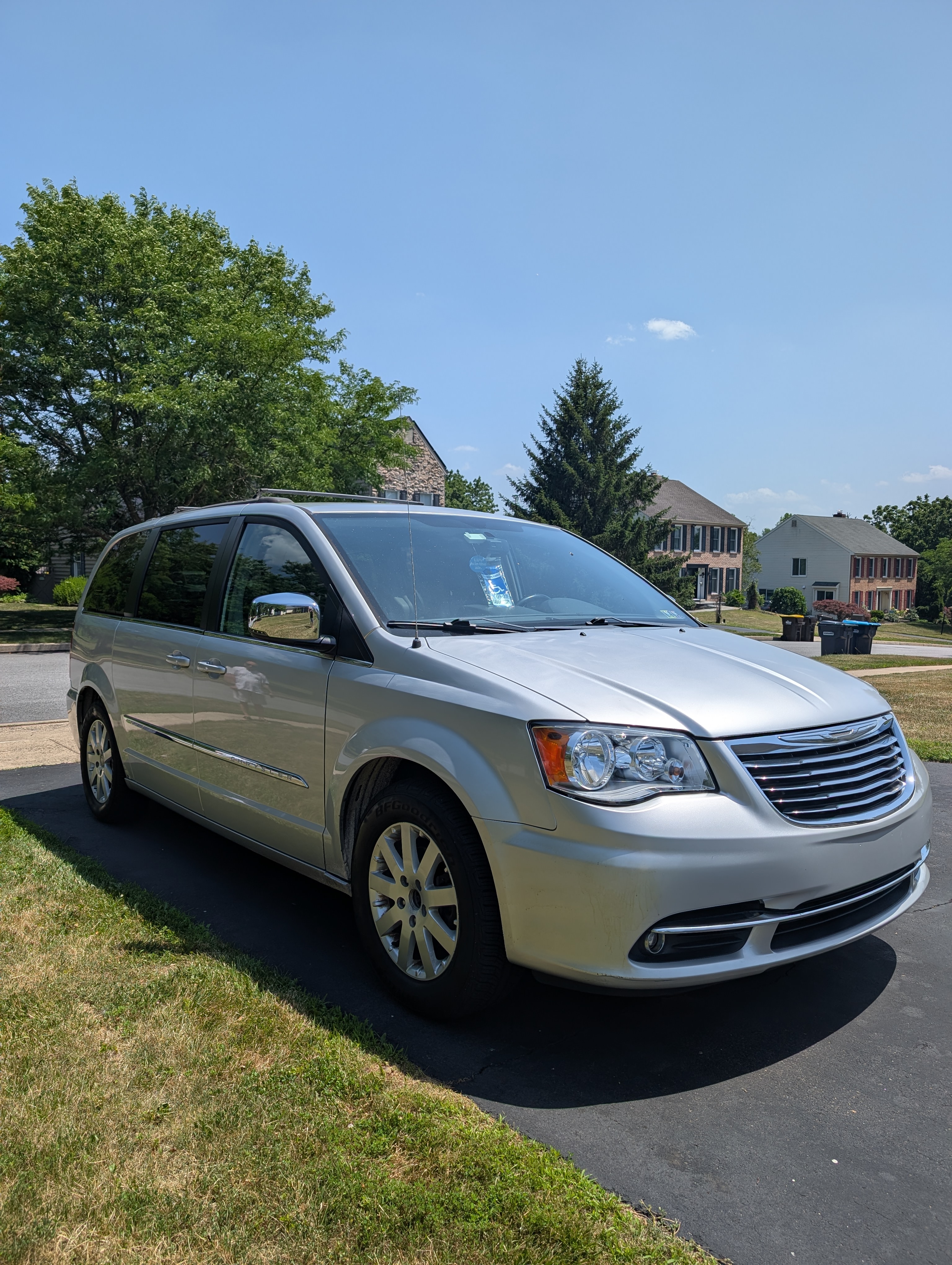 Used 2011 Chrysler Town & Country Touring-L w/ Entertainment Group #2 FWD image 11