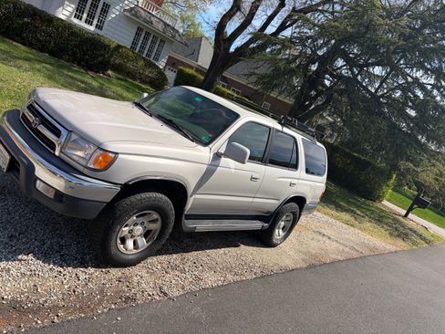 Used 1999 Toyota 4Runner SR5 image 2