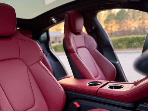 Used 2023 Porsche Taycan GTS image 18