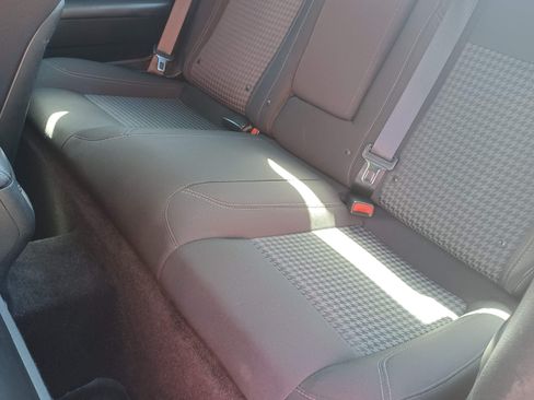 Used 2015 Dodge Challenger SXT image 13