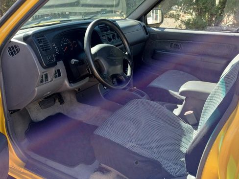 Used 2000 Nissan Frontier XE Desert Runner image 9