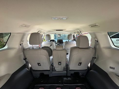 Used 2021 Toyota Sienna LE FWD image 16