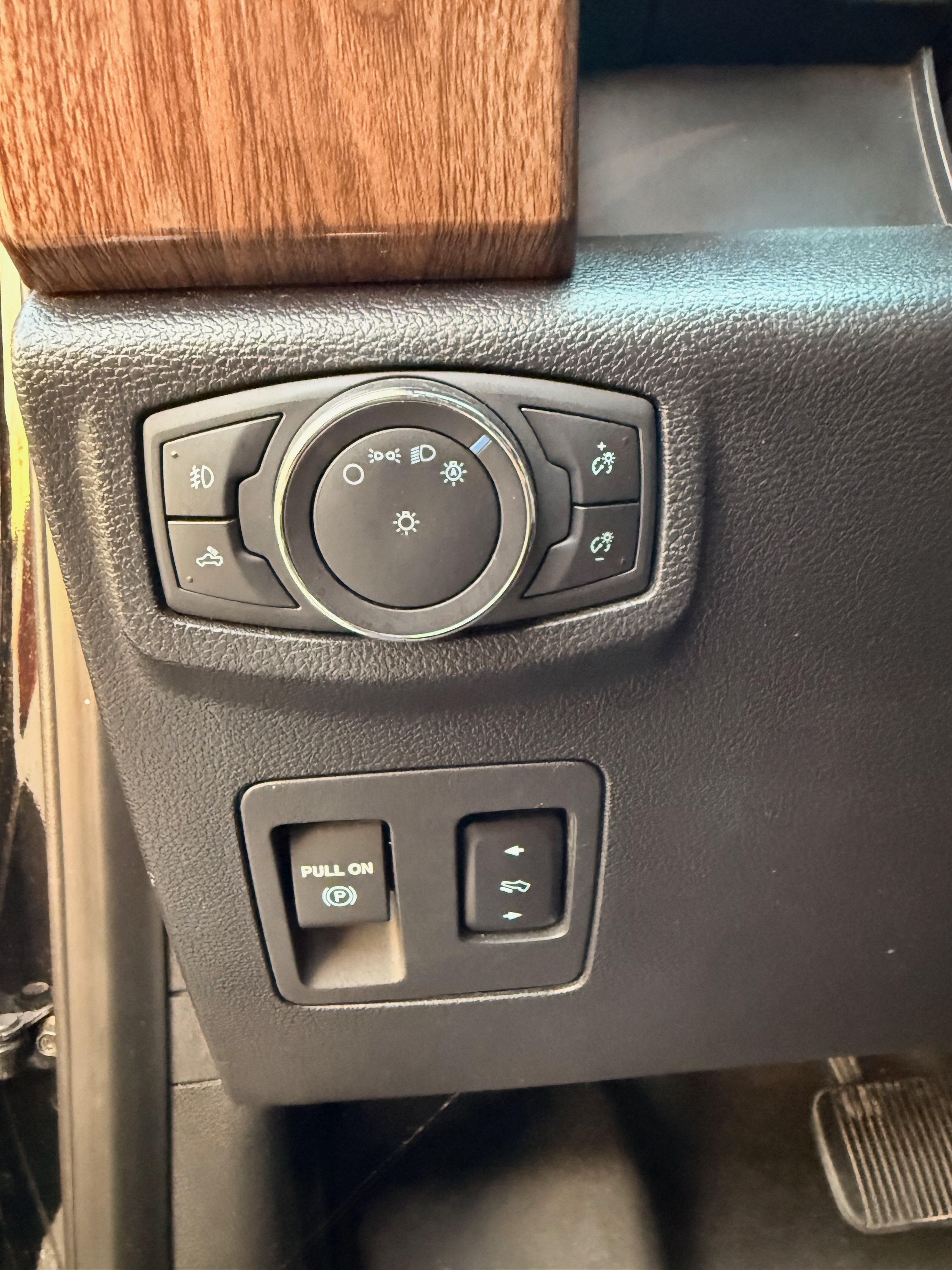 Used 2018 Ford F150 Lariat w/ Equipment Group 502A Luxury AWD/4WD image 23