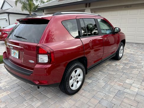 Used 2016 Jeep Compass Latitude image 2