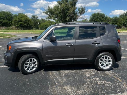 Used 2019 Jeep Renegade Latitude FWD image 2