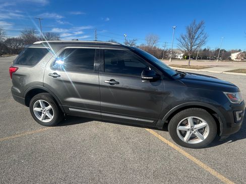 Used 2016 Ford Explorer XLT image 2