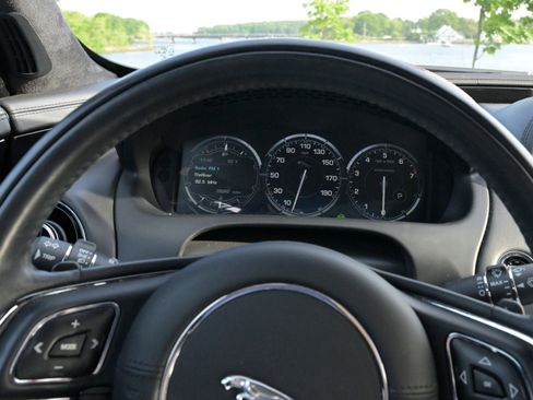 Used 2014 Jaguar XJ R LWB RWD image 14