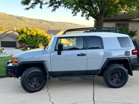 Used 2014 Toyota FJ Cruiser 4WD image 10