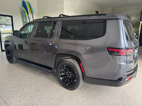 Used 2023 Jeep Wagoneer L Series II image 5