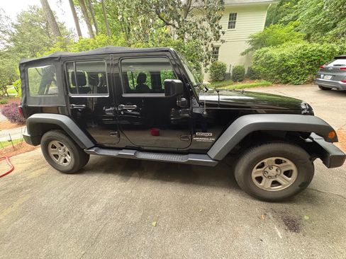 Used 2017 Jeep Wrangler Unlimited Sport w/ Connectivity Group AWD/4WD image 2