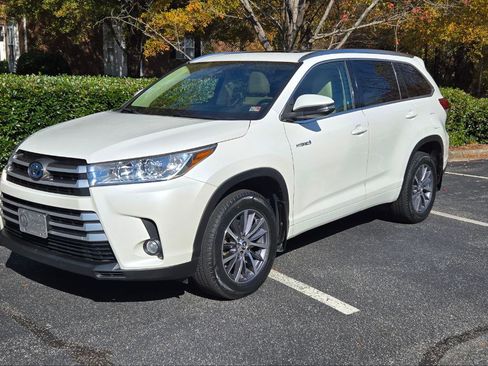 Used 2018 Toyota Highlander XLE image 1