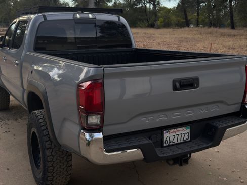 Used 2019 Toyota Tacoma TRD Off-Road w/ TRD Premium Off Road Package AWD/4WD image 11