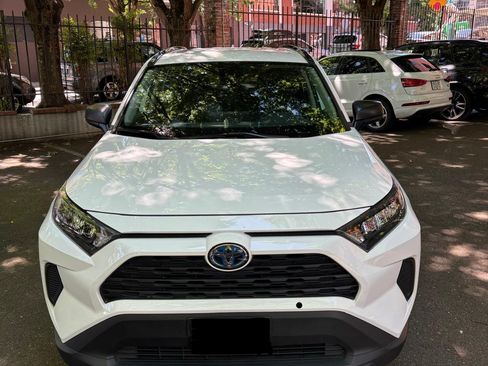 Used 2022 Toyota RAV4 LE AWD/4WD image 4