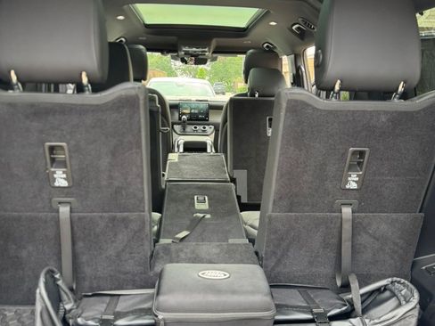 Used 2023 Land Rover Defender 130 X-Dynamic SE image 25