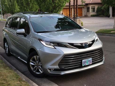 Used 2024 Toyota Sienna Limited AWD/4WD image 1