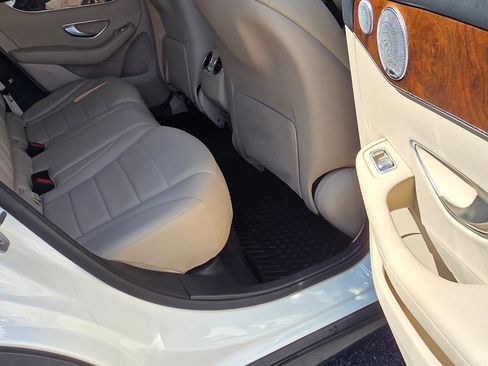 Used 2017 Mercedes-Benz GLC 300 4MATIC image 6