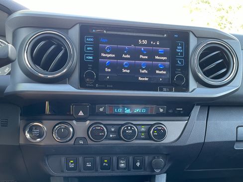 Used 2017 Toyota Tacoma TRD Off-Road w/ Premium & Technology Package AWD/4WD image 13
