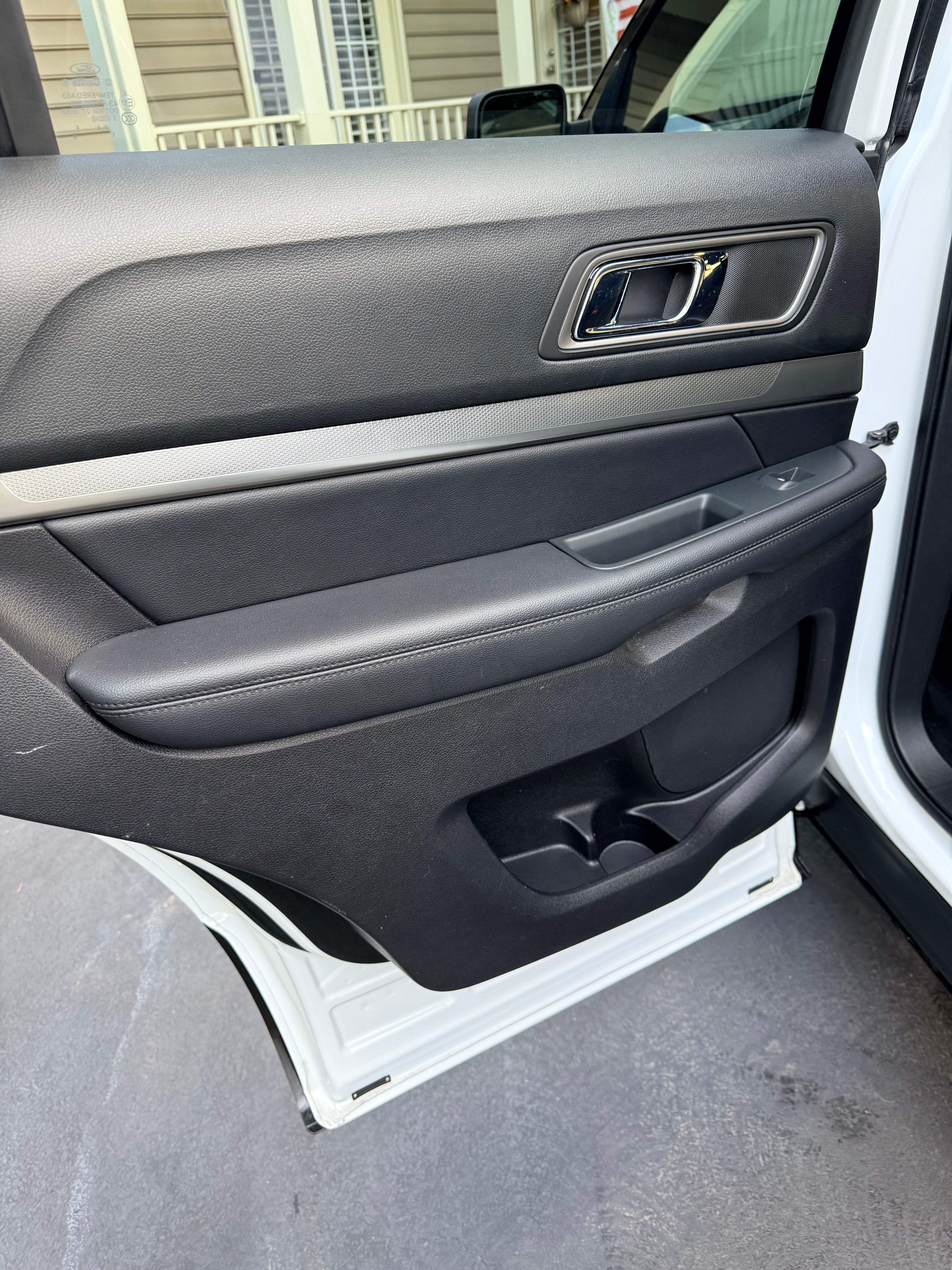 Used 2019 Ford Explorer XLT w/ Equipment Group 202A AWD/4WD image 15