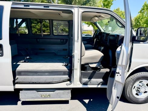 Used 2008 Chevrolet Express 3500 Passenger w/ LT Preferred Equipment Group RWD image 16