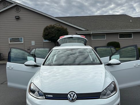 Used 2016 Volkswagen e-Golf SE w/ DC Fast Charging Package image 6