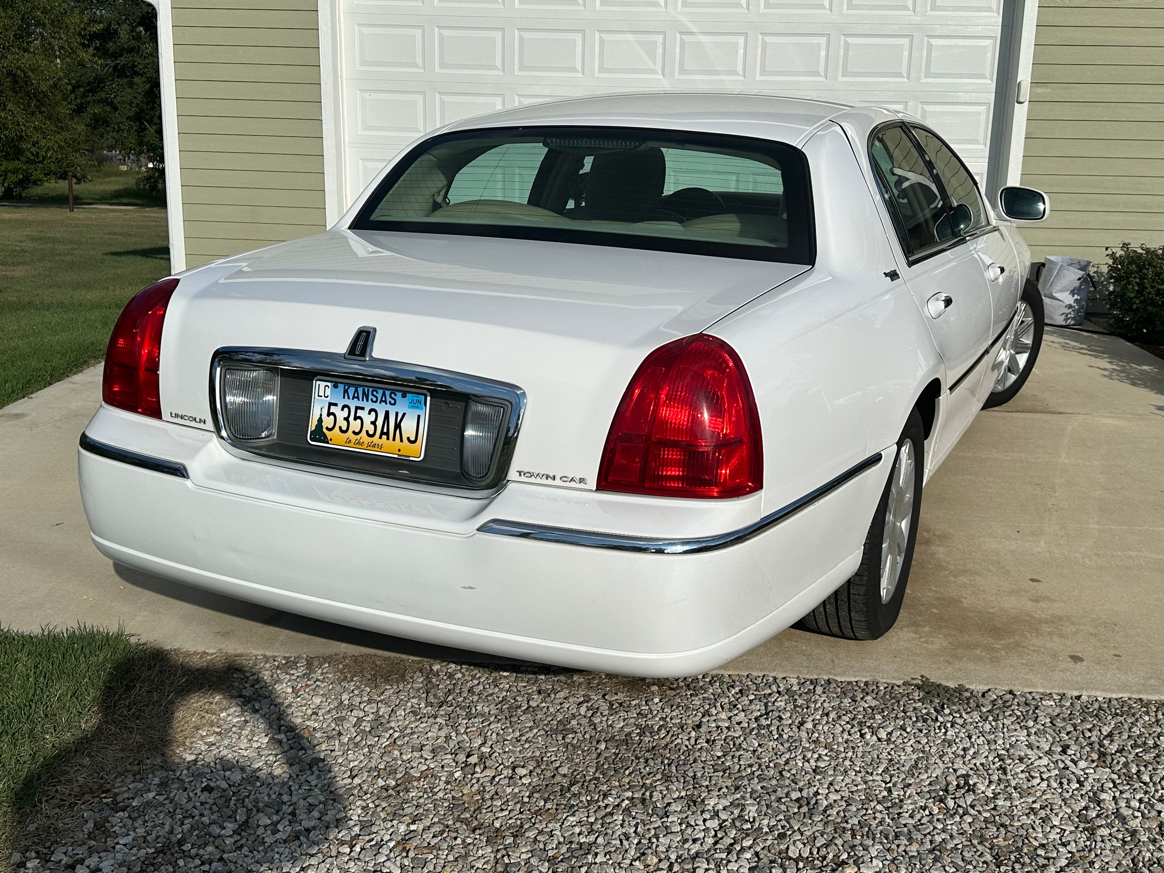 Used 2011 Lincoln Town Car Signature Limited RWD image 11