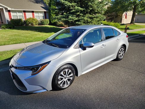 Used 2022 Toyota Corolla LE image 2