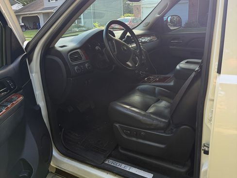 Used 2013 Chevrolet Avalanche LTZ AWD/4WD image 9