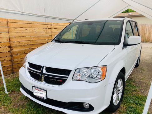 Used 2019 Dodge Grand Caravan SXT image 9