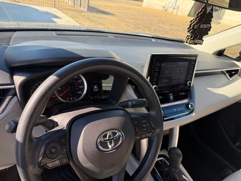 Used 2022 Toyota Corolla Cross L image 9