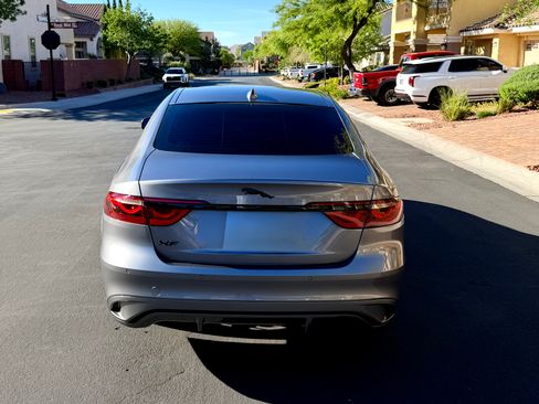 Used 2021 Jaguar XF SE image 5