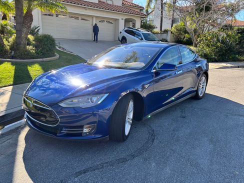 Used 2015 Tesla Model S 70D image 2