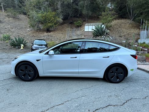 Used 2023 Tesla Model 3 Standard Range image 4