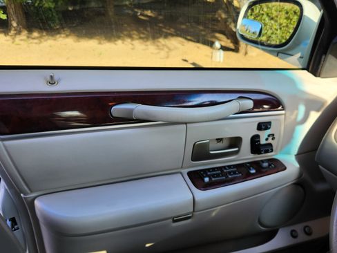 Used 2004 Lincoln Town Car Ultimate L image 26