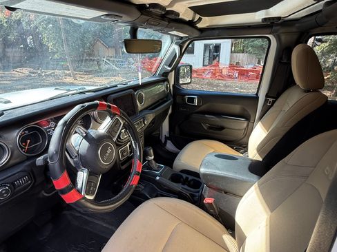 Used 2020 Jeep Gladiator Overland AWD/4WD image 12