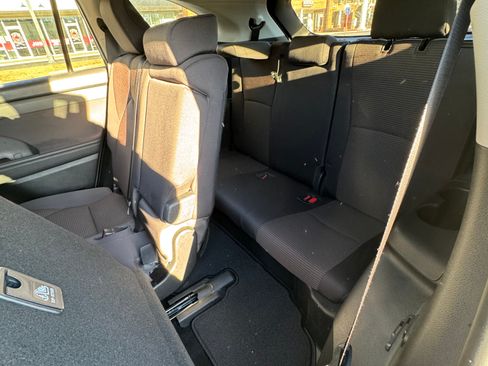 Used 2023 Toyota Highlander LE FWD image 17