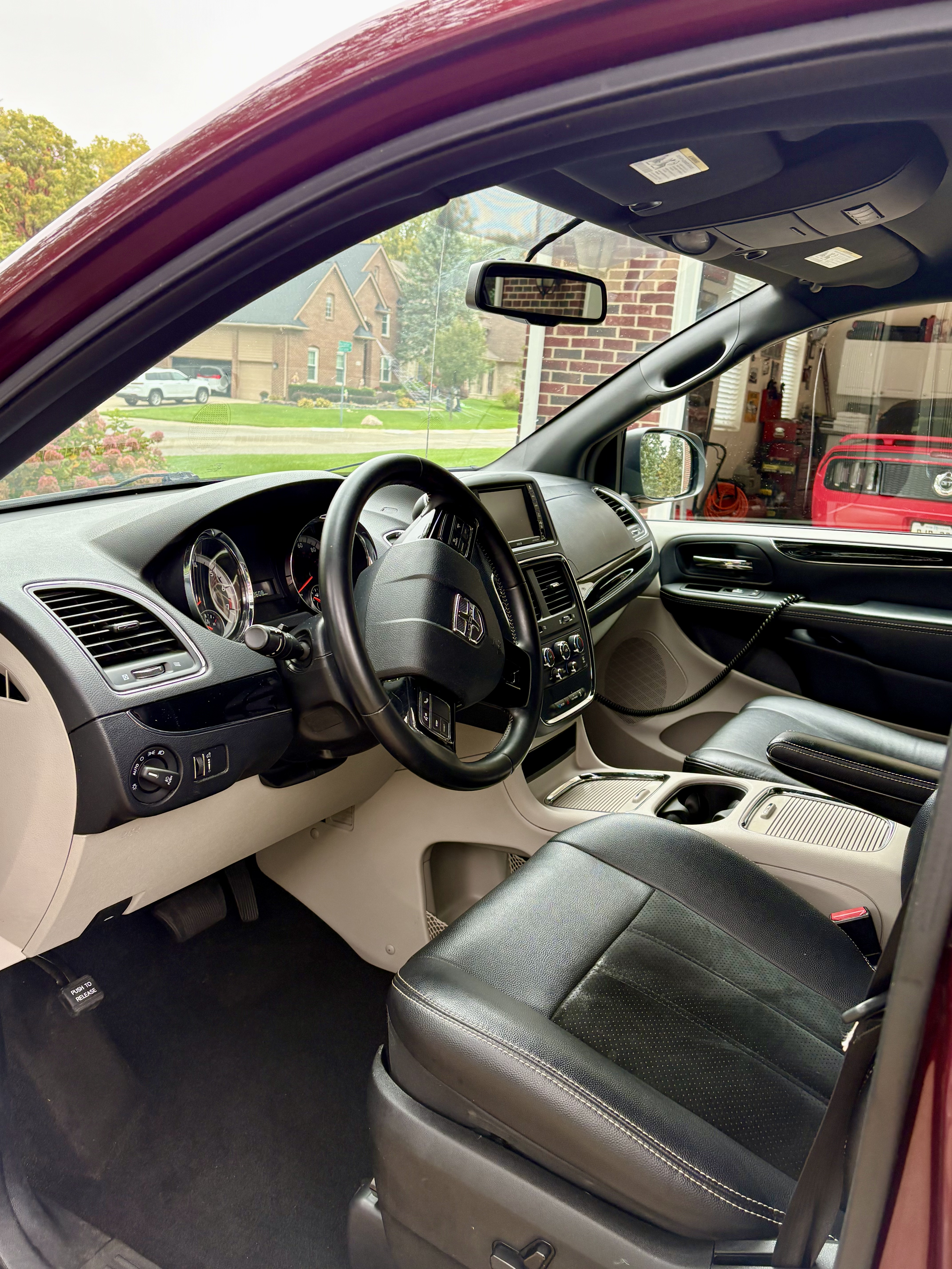 Used 2017 Dodge Grand Caravan SXT FWD image 9