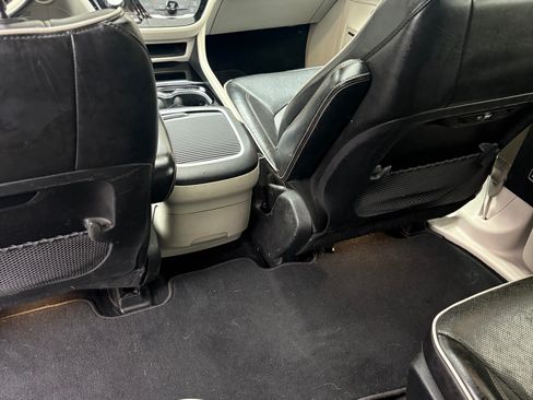 Used 2021 Chrysler Pacifica Limited w/ Premium & Safety Sphere Group image 9