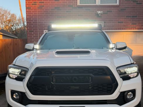 Used 2022 Toyota Tacoma TRD Sport w/ Technology Package image 1