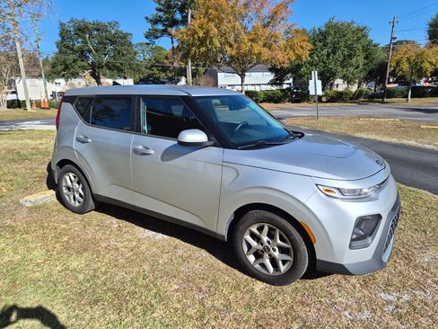 Used 2020 Kia Soul S image 2