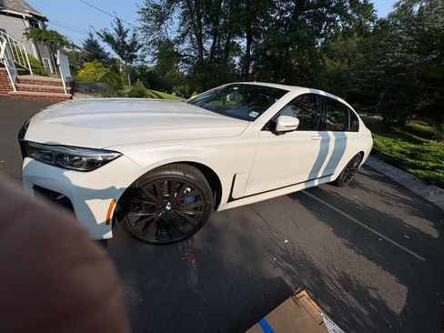 Used 2022 BMW 750i xDrive w/ Executive Package AWD/4WD image 1