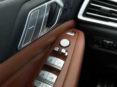 Used 2022 BMW X7 M50i w/ Dynamic Handling Package image 8