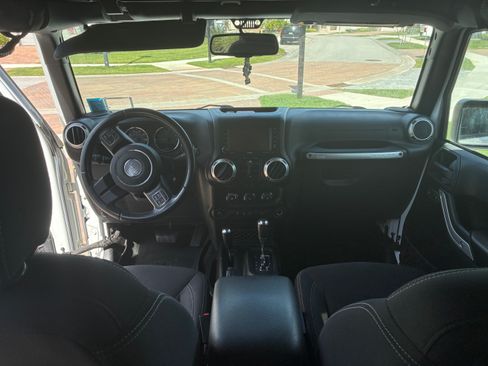 Used 2016 Jeep Wrangler Unlimited Sahara w/ Connectivity Group image 10