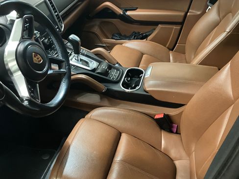 Used 2018 Porsche Cayenne S Platinum image 11