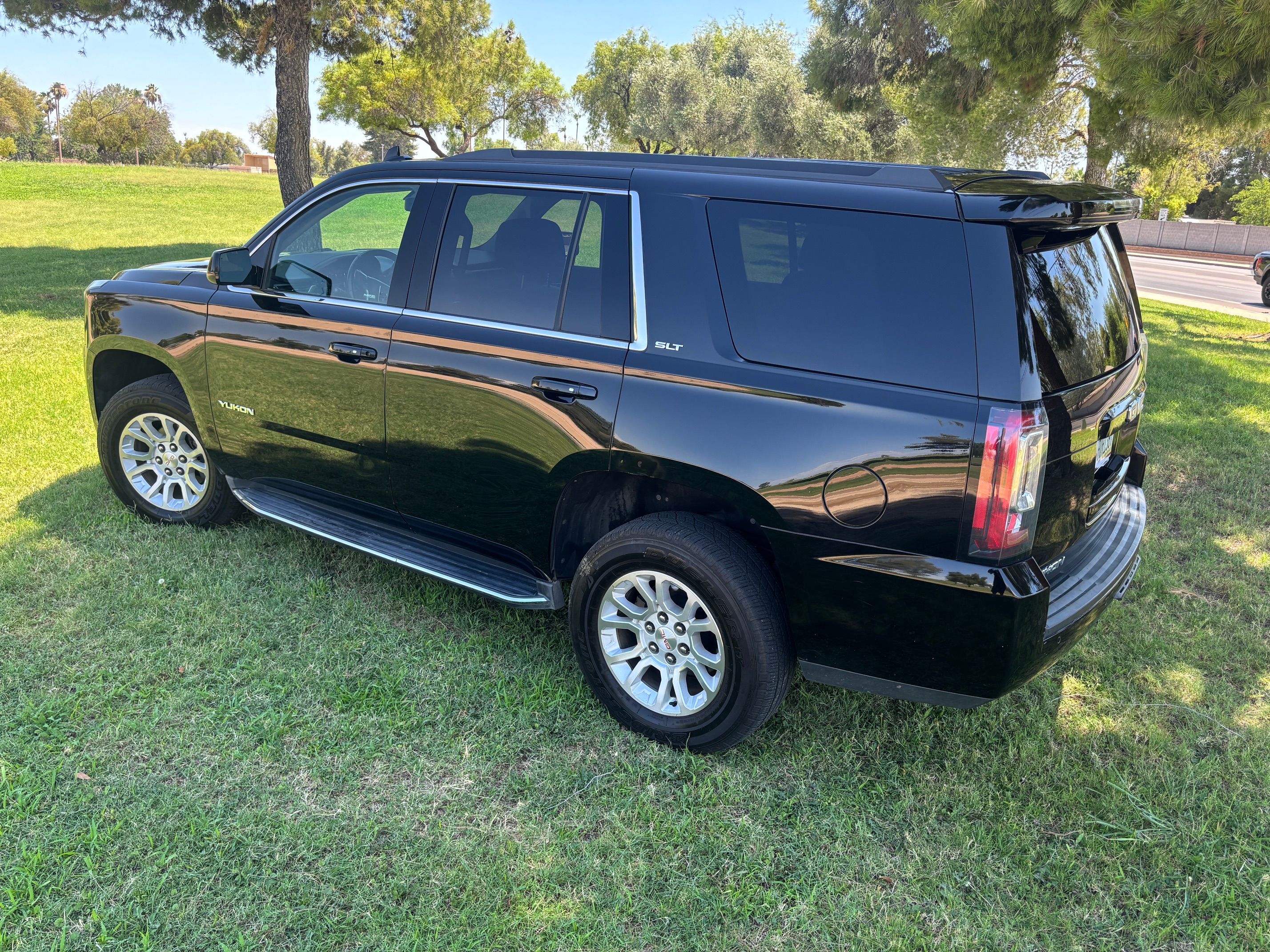 Used 2019 GMC Yukon SLT AWD/4WD image 1
