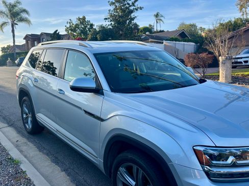 Used 2018 Volkswagen Atlas SE w/ R-Line Package image 4