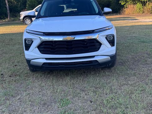 Used 2024 Chevrolet TrailBlazer LT w/ Driver Confidence Package image 4