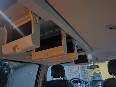 Used 2014 Chrysler Town & Country Touring image 30