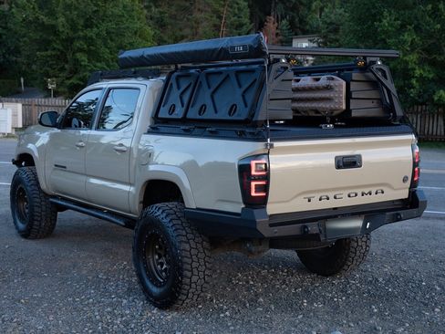 Used 2019 Toyota Tacoma TRD Sport w/ Technology Package AWD/4WD image 4
