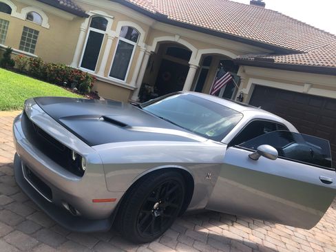 Used 2015 Dodge Challenger R/T Scat Pack w/ Leather Interior Group image 2